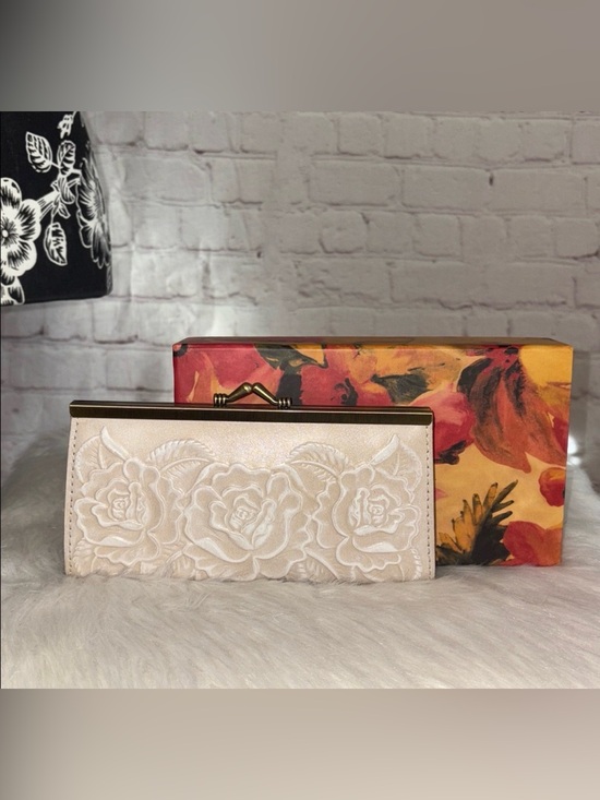 Patricia Nash Handbags - Patricia Nash EFFIE Kiss Locked Wallet